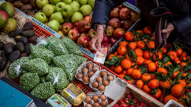 Eurostat: 35 për qind e shqiptarëve nuk përballojnë qiratë, faturat apo pushimet
